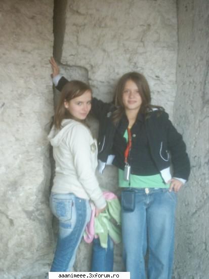 colegii nostri si amicii nostri - aici e ana shi cristina. nu suntem tare bune - Scoala